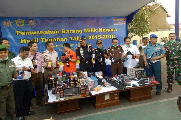 Jelang Ramadhan, Bea Cukai Bandung Musnahkan Ribuan Botol Miras