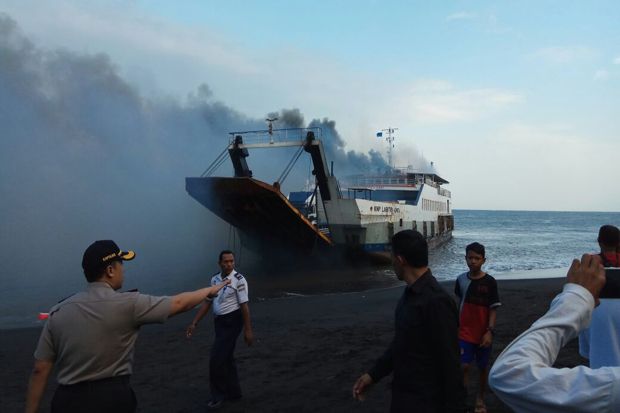 Kapal Labhitra Adinda Terbakar di Selat Bali