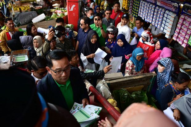 Ridwan Kamil Blusukan ke Pasar Antri, Warga Cimahi Curhat Minta Dicarikan Pekerjaan