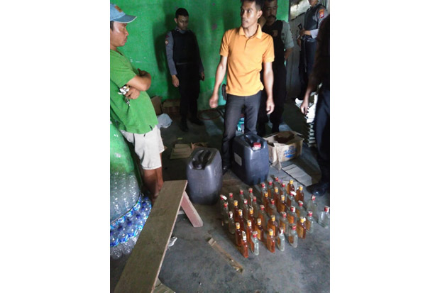 Razia Gabungan, Polisi Sita Ratusan Botol Miras Oplosan