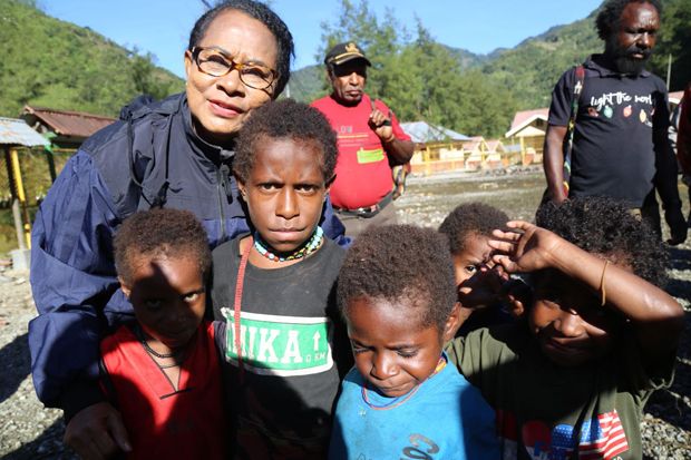 Menteri Yohana Ingin Anak-anak Desa Banti Kembali Bersekolah