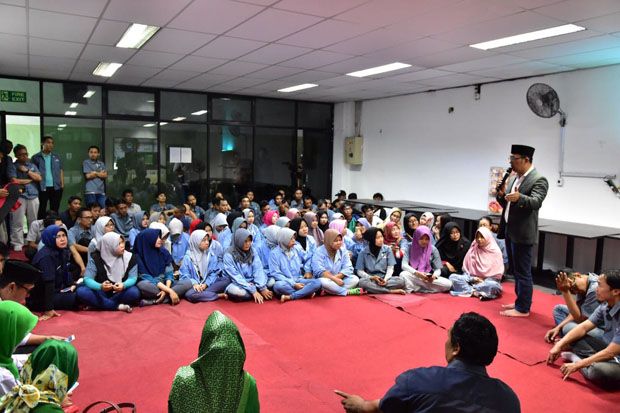 Buruh Bekasi Curhat soal UMSK Molor ke Ridwan Kamil