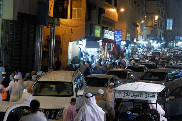 Menyusuri Kota Mekkah di Malam Bulan Ramadan