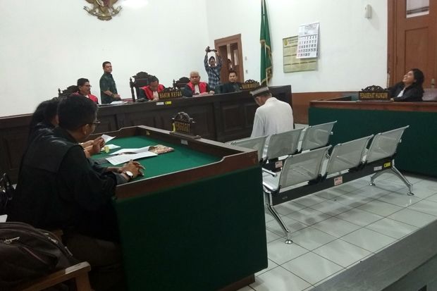 Sidang Kasus Pembunuhan Ustaz Prawoto, Terdakwa Terus Tundukkan Kepala
