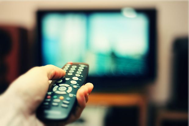 Apa Hukum Menonton TV Bagi Orang yang Berpuasa?