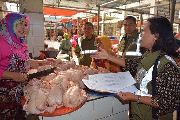 Satpol PP Salatiga Edukasi Pedagang Daging di Pasar