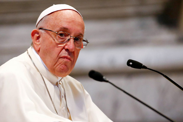 Paus Minta Uskup Tidak Menerima Calon Pendeta Gay