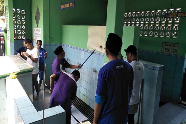 Wings Group, Propan dan Koran Sindo Gelar Program Bebersih Masjid di Cianjur