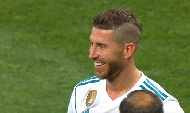 Ramos Tersenyum ketika Mohamed Salah Keluar Lapangan