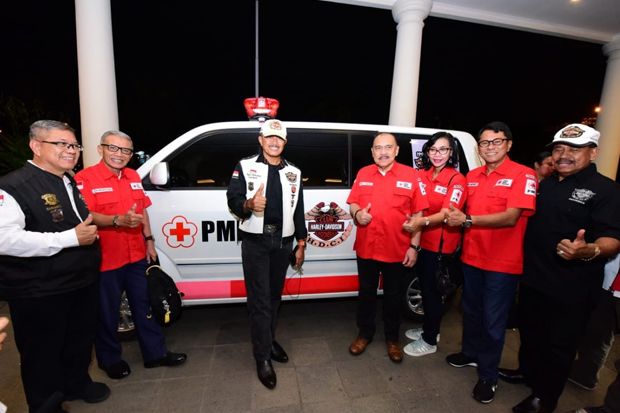 Rayakan Ultah ke-28, HDCI Serahkan Ambulans untuk PMI