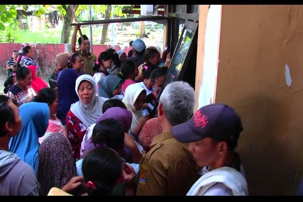 Demi Sembako Murah, Ratusan Warga Cirebon Rela Berdesakan