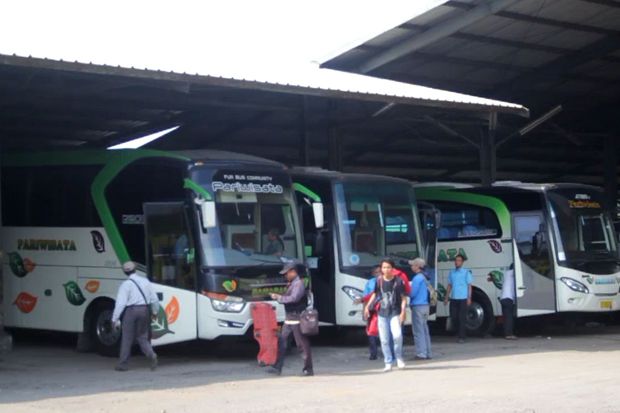 Petugas Gabungan Cek Bus Angkutan Lebaran di Cirebon