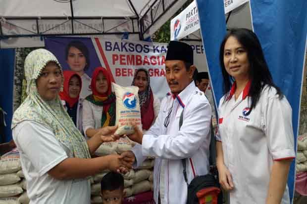 Kartini Perindo di Jombang Bagi Beras untuk Warga Miskin