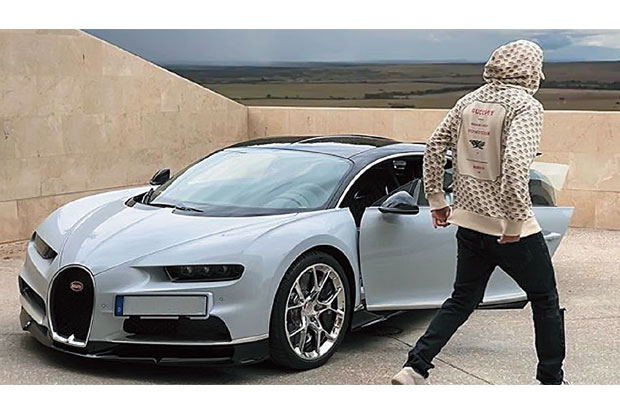 Karim Benzema Jatuh Hati pada Bugatti Chiron