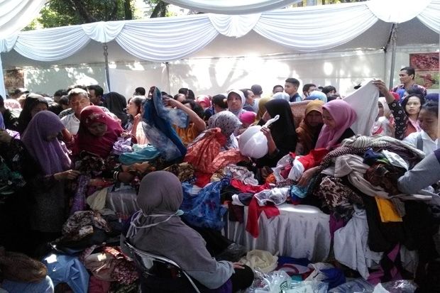 Ribuan Orang Padati Jalan Gajah Mada, Serbu Pasar Murah