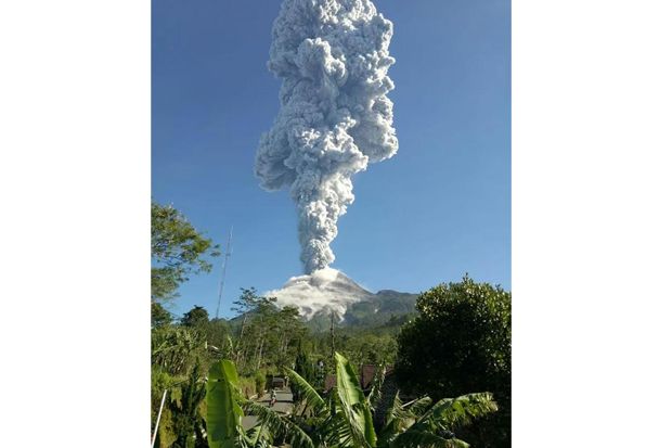 Video Kolom Abu Erupsi Gunung Merapi Membumbung Tinggi