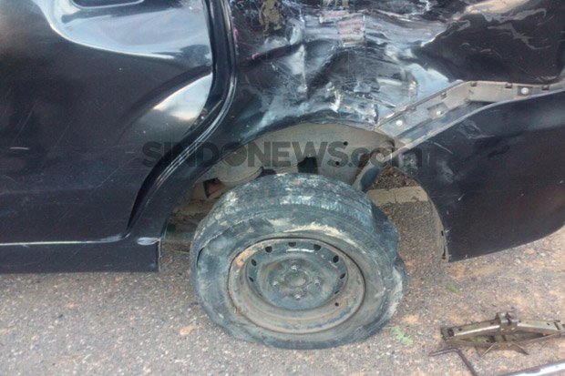 Pecah Ban, Minibus Tabrak Motor dan 3 Orang Terluka