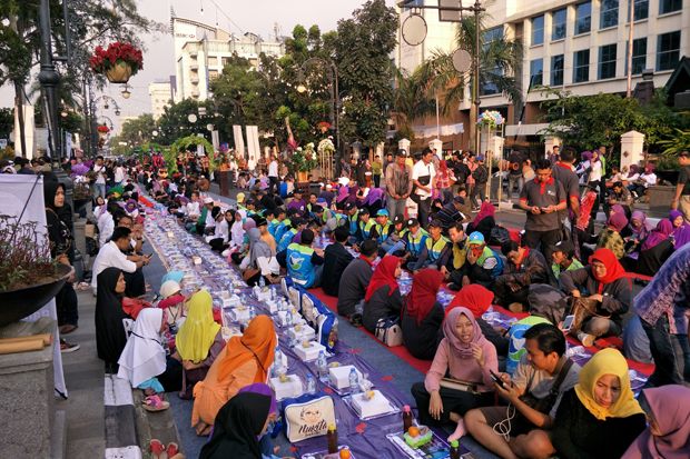 Bubos 2018, Ribuan Orang Padati Jalan Asia Afrika Bandung