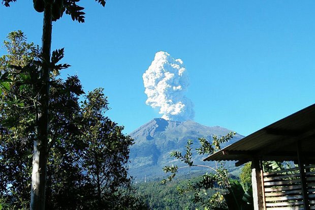 Gunung Merapi Erupsi, 2 Kecamatan di Magelang Diguyur Hujan Abu