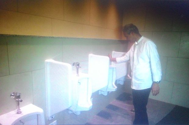 Jelang Soft Launching, Ganjar Mengecek Toilet Bandara Ahmad Yani