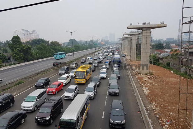 Pekerjaan di Jalan Tol Jakarta-Cikampek Dihentikan Sementara