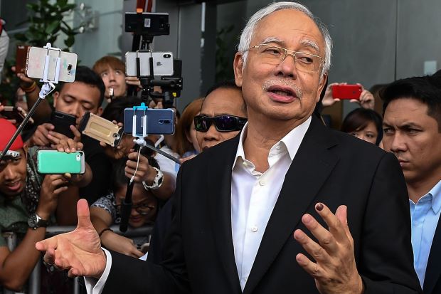 Diincar KPK Malaysia, Najib Justru Ditinggal Para Pengacaranya
