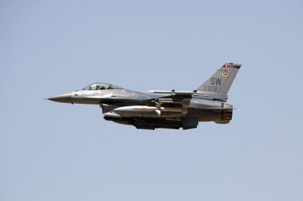 Jet-jet Tempur F-16 Irak Bombardir ISIS di Suriah