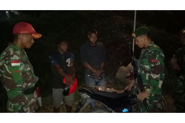 Prajurit Raider Kostrad Bekuk 2 Pemuda yang Bawa Ganja di Perbatasan Papua