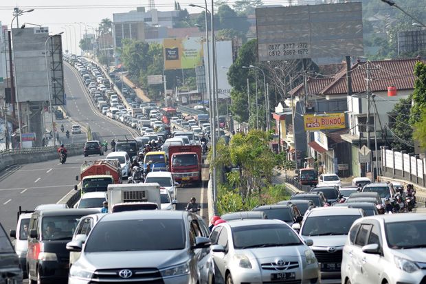 Volume Kendaraan di Semarang Meningkat, Flyover Jatingaleh Macet Panjang