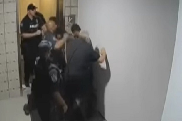 Video: Para Polisi AS Pukuli Pria Tak Bersenjata Secara Brutal
