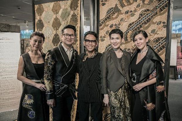Kolaborasi Tiga Desainer di Iven Batik For The World, Paris