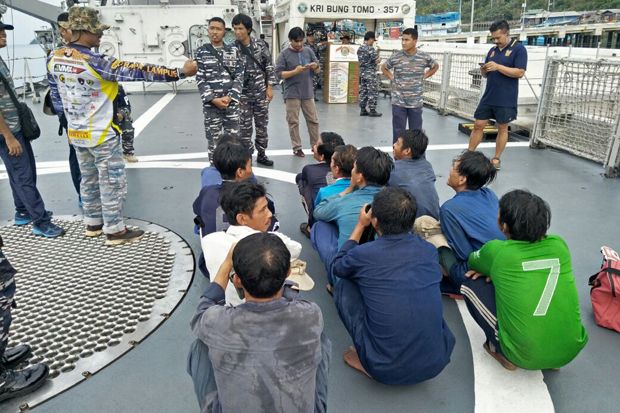 KRI Bung Tomo-357 Tangkap 2 Kapal Ikan Vietnam di Laut Natuna