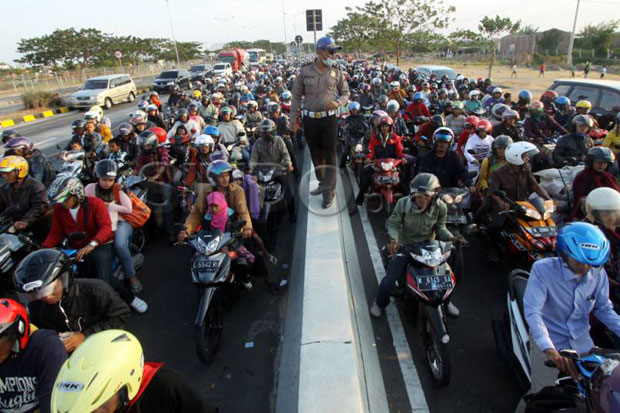 Jalur Pantura Cirebon Terus Dipadati Ribuan Pemudik