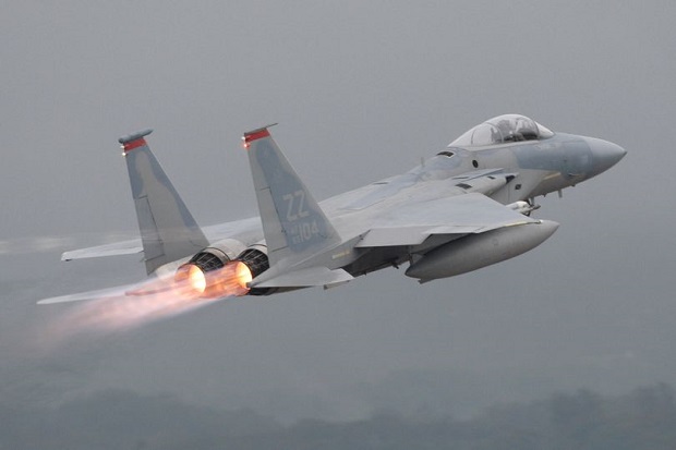 Jet Tempur F-15 AS Jatuh di Laut Jepang, Pilot Terlempar