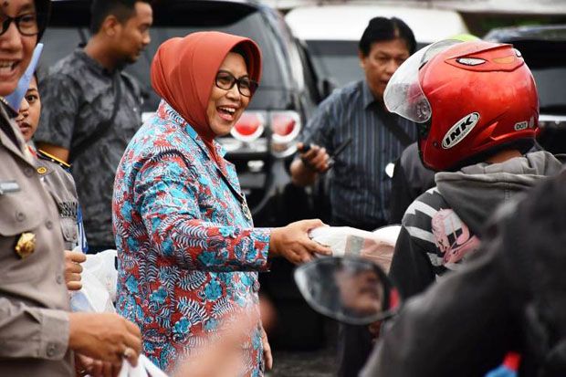 Pemkab Sleman Bagi Takjil  kepada Pengendara di Tempel