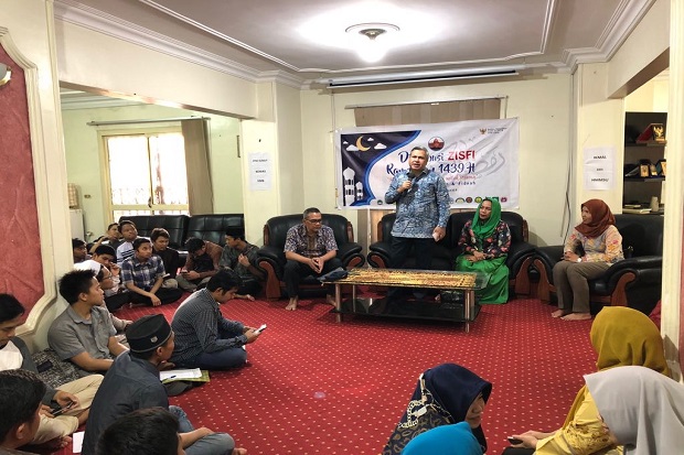 Ratusan Mahasiswa Indonesia Terima Zakat di Mesir