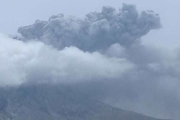 Gunung Sinabung Kembali Erupsi, Warga Cium Aroma Menyengat