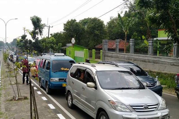 Jalan Sempit, Akses Menuju Pandeglang Macet Total