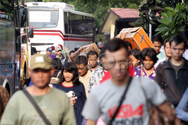 Bus Terjebak Macet, Penumpang di Terminal Purabaya Menumpuk