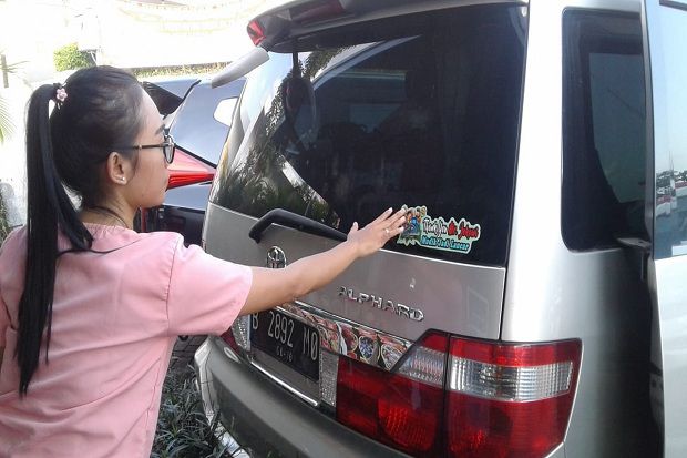 Apresiasi Mudik Lancar, Relawan Jokowi Bagi-bagi Stiker ke Pemudik