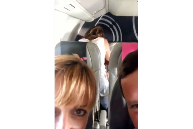 Duduk Paling Belakang, Sepasang Kekasih Tepergok Bercinta di Atas Pesawat