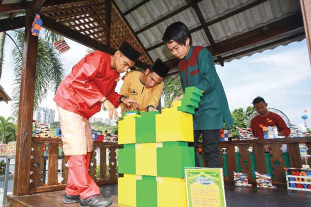 Di Legoland Malaysia, Pengunjung Bisa Membuat Ketupat Raksasa