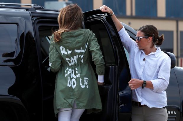 Kunjungi Anak Imigran yang Ditahan, Jaket Melania Trump Bikin Heboh
