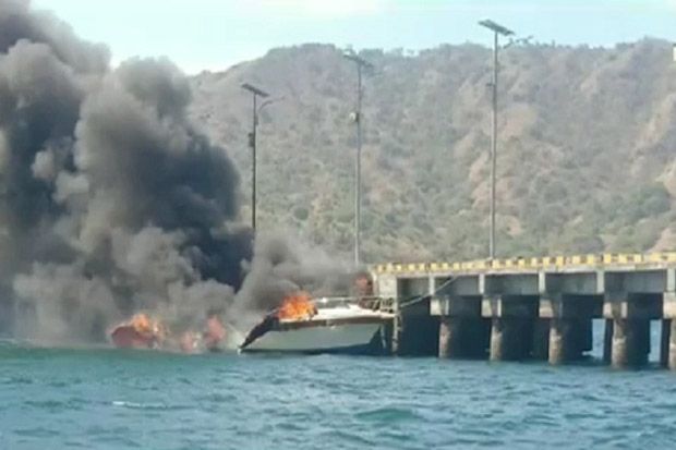 Kapal Wisatawan Meledak dan Terbakar di Pulau Komodo NTT