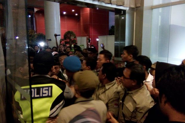 Para pendukung Paslon Pilgub Jatim Memaksa Masuk ke Pintu VVIP