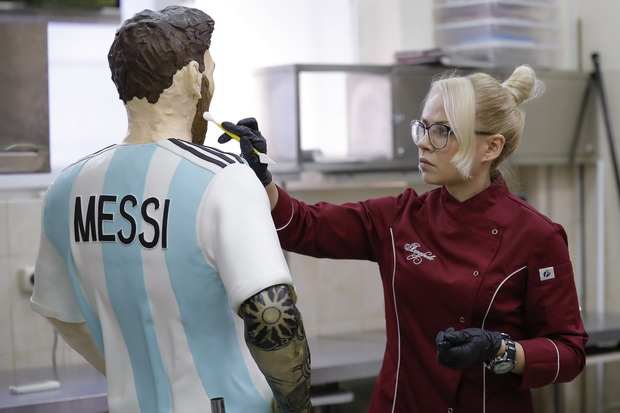 Ulang Tahun, Lionel Messi Dihadiahi Patung Coklat Berbobot 60 Kg