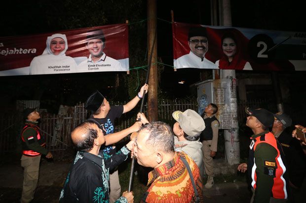 Penertiban Alat Peraga Kampanye di Surabaya
