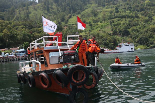 Bantu Pencarian Korban KM Sinar Bangun,  PT JAPFA Kerahkan Helikopter dan Tugboat