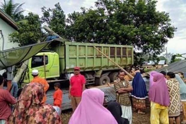 Sopir Ngantuk, Truk Hantam Rumah Warga di Jalan Lintas Sumatera