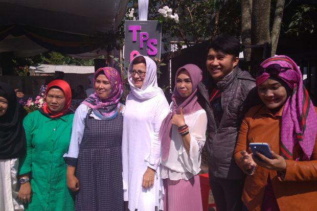 Nyoblos di TPS 01 Dago, Nurul Arifin Dikerumuni Warga